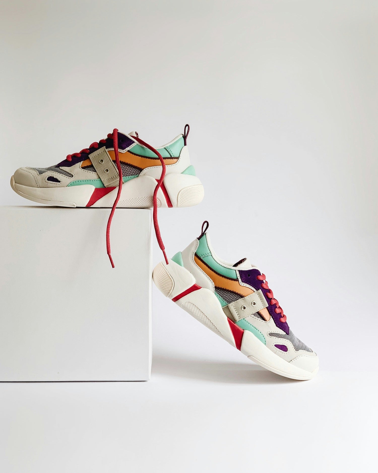 Sports shoes